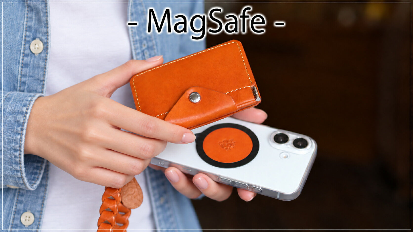 オレンジの本革カードケースをMagSafe対応スマートフォンに取り付ける様子